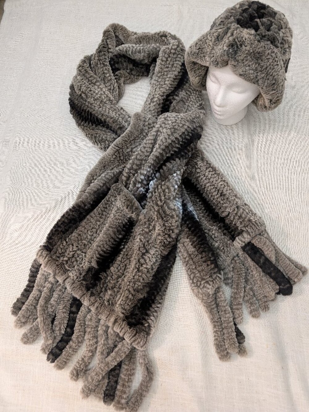 II Fait Froid Soft Black & Gray Matching Scarf with Fringe and hat